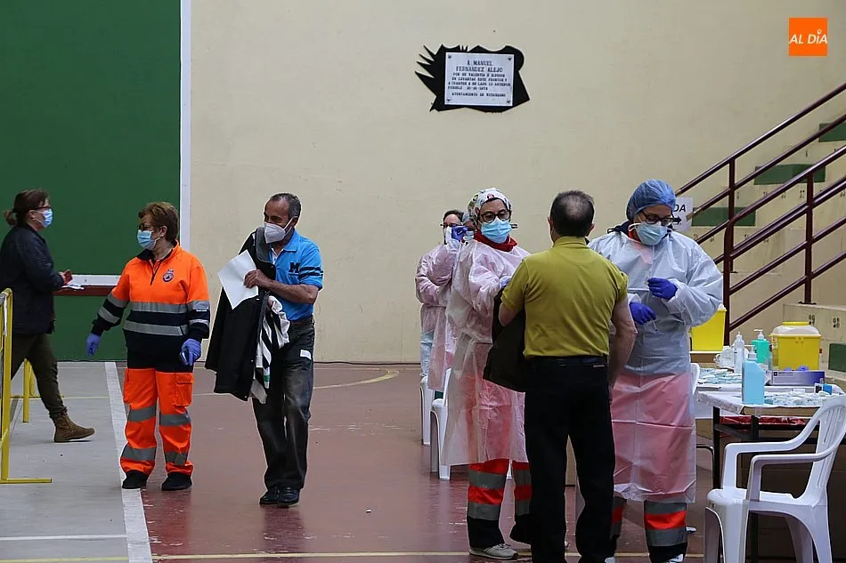 Foto 10 - La llamada a la vacunaci&oacute;n de un millar de personas en Vitigudino provoca algunas aglomeraciones y ...