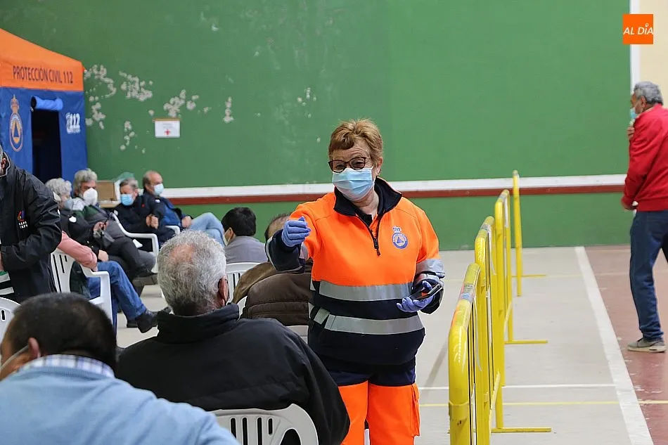 Foto 6 - La llamada a la vacunaci&oacute;n de un millar de personas en Vitigudino provoca algunas aglomeraciones y ...