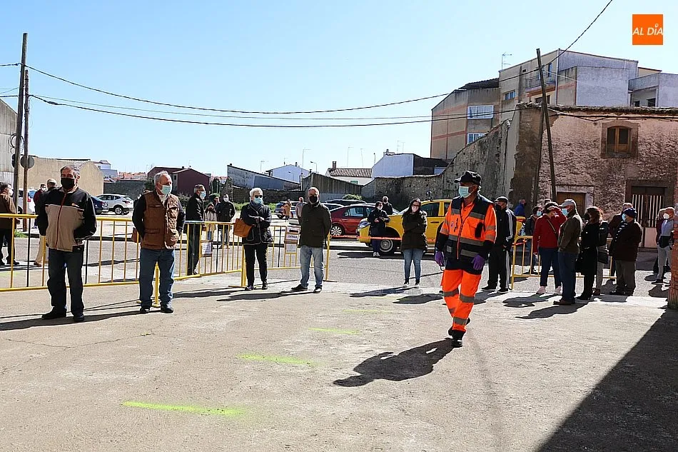 La llamada a la vacunación de un millar de personas en Vitigudino provoca algunas aglomeraciones y ...