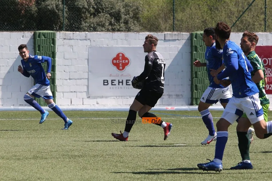 Foto 11 - El CD Guijuelo pierde ante el Oviedo y suspende su primer examen para no acabar en Tercera (0-2)
