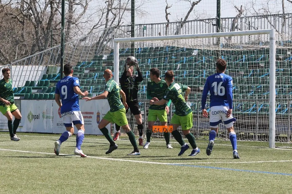 Foto 10 - El CD Guijuelo pierde ante el Oviedo y suspende su primer examen para no acabar en Tercera (0-2)