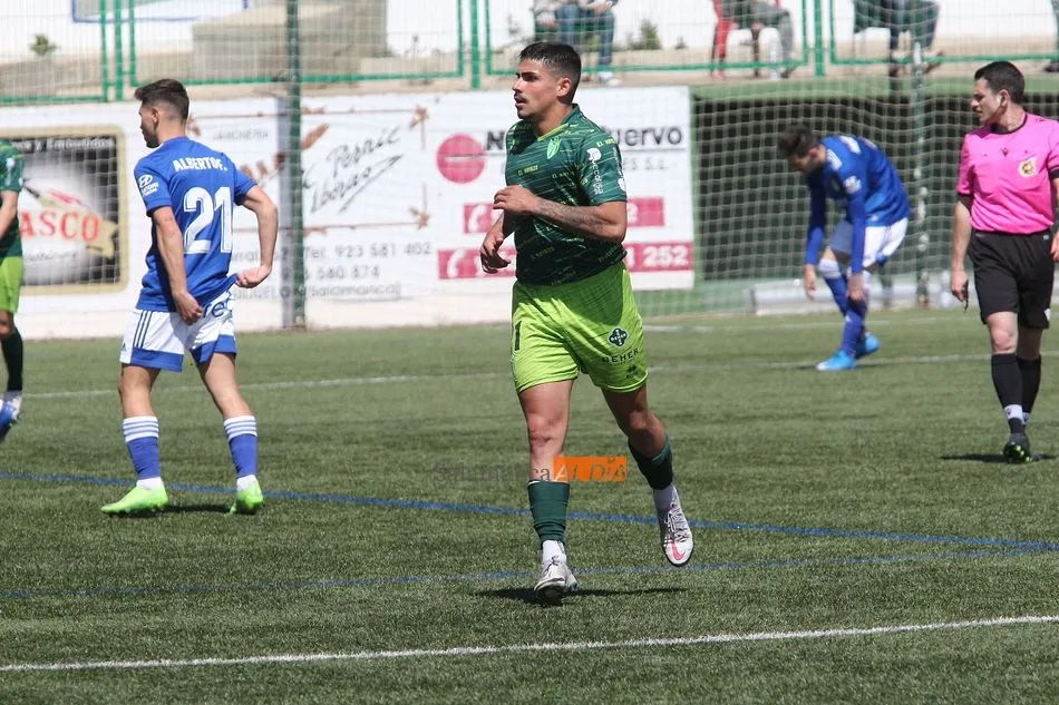 Foto 9 - El CD Guijuelo pierde ante el Oviedo y suspende su primer examen para no acabar en Tercera (0-2)