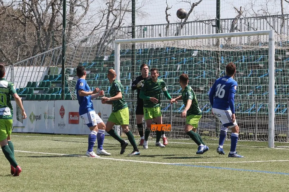Foto 8 - El CD Guijuelo pierde ante el Oviedo y suspende su primer examen para no acabar en Tercera (0-2)