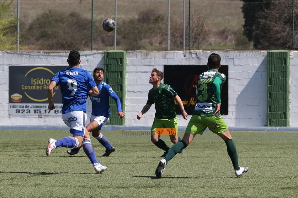 Foto 7 - El CD Guijuelo pierde ante el Oviedo y suspende su primer examen para no acabar en Tercera (0-2)
