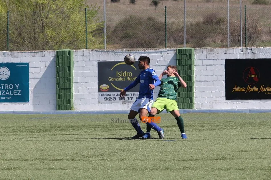 Foto 6 - El CD Guijuelo pierde ante el Oviedo y suspende su primer examen para no acabar en Tercera (0-2)