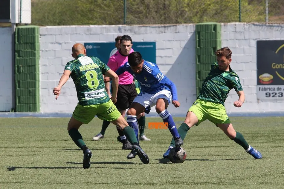Foto 5 - El CD Guijuelo pierde ante el Oviedo y suspende su primer examen para no acabar en Tercera (0-2)