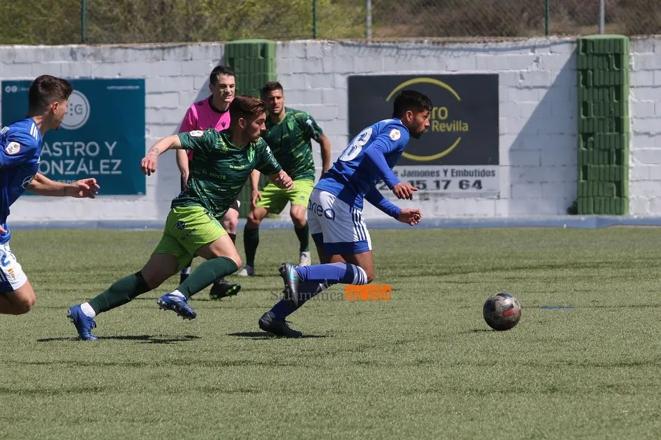 Foto 4 - El CD Guijuelo pierde ante el Oviedo y suspende su primer examen para no acabar en Tercera (0-2)