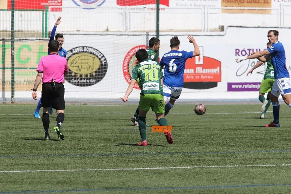 Foto 3 - El CD Guijuelo pierde ante el Oviedo y suspende su primer examen para no acabar en Tercera (0-2)