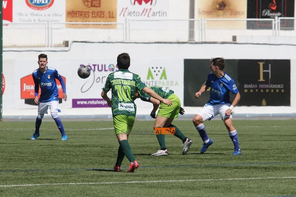 Foto 2 - El CD Guijuelo pierde ante el Oviedo y suspende su primer examen para no acabar en Tercera (0-2)