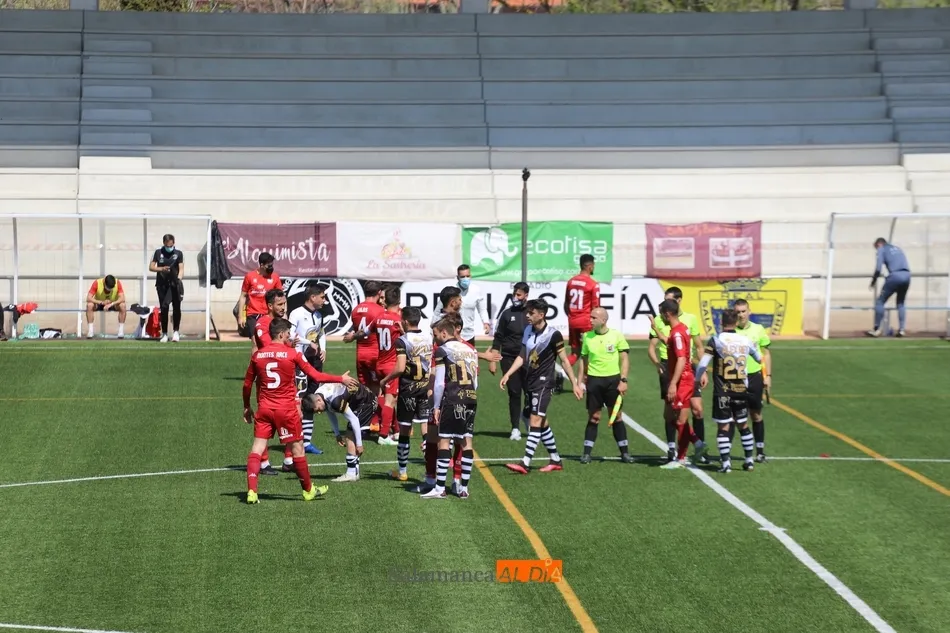 Foto 5 - La Cultural arruina el debut de Unionistas en su sue&ntilde;o por subir a Segunda (0-1)