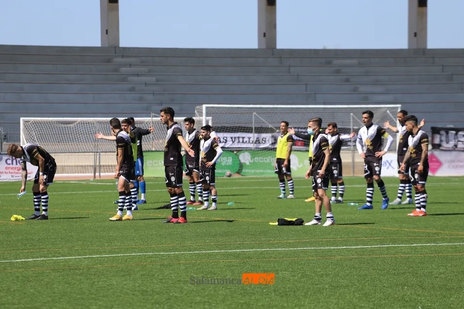 Foto 2 - La Cultural arruina el debut de Unionistas en su sue&ntilde;o por subir a Segunda (0-1)