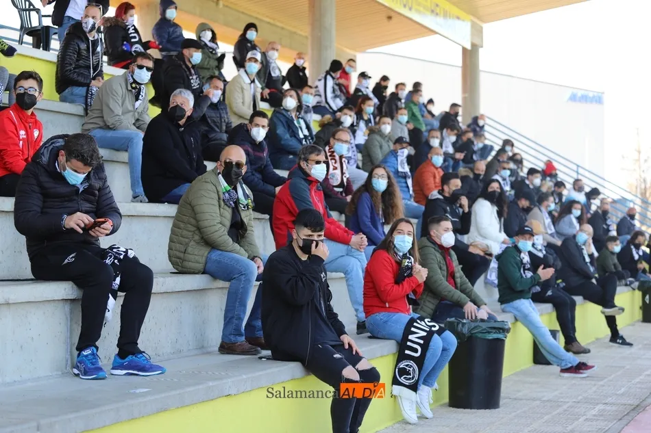 Foto 2 - 108 socios de Unionistas intentan empujar al equipo contra la Cultural&nbsp;