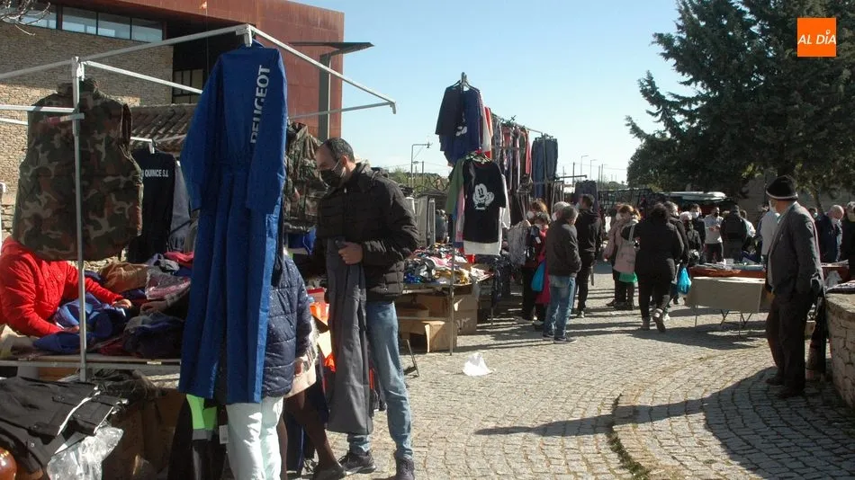 Buena afluencia de público y de puestos a pesar de que se mantiene el cierre de la frontera en puntos como Bemposta o Saucelle / SILVESTRE