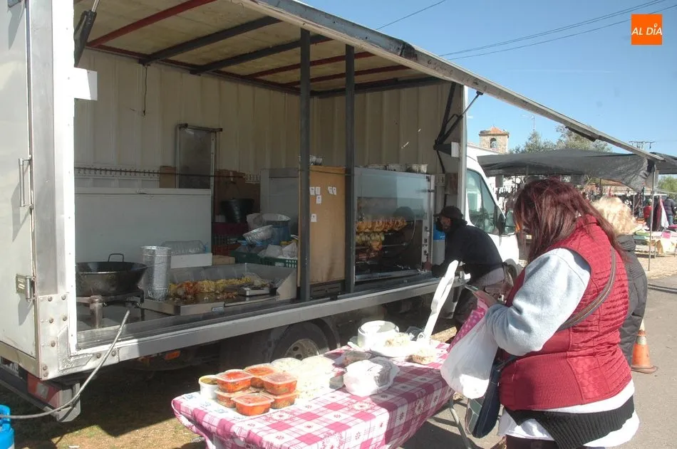 Foto 11 - El mercadillo de Trabanca acoge una buena afluencia de p&uacute;blico en su edici&oacute;n del mes de abril  