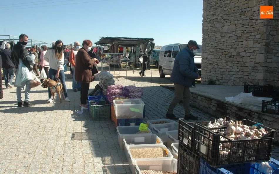 Foto 9 - El mercadillo de Trabanca acoge una buena afluencia de p&uacute;blico en su edici&oacute;n del mes de abril  