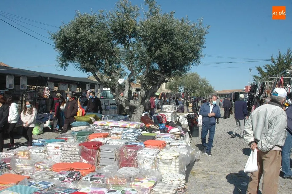 Foto 8 - El mercadillo de Trabanca acoge una buena afluencia de p&uacute;blico en su edici&oacute;n del mes de abril  