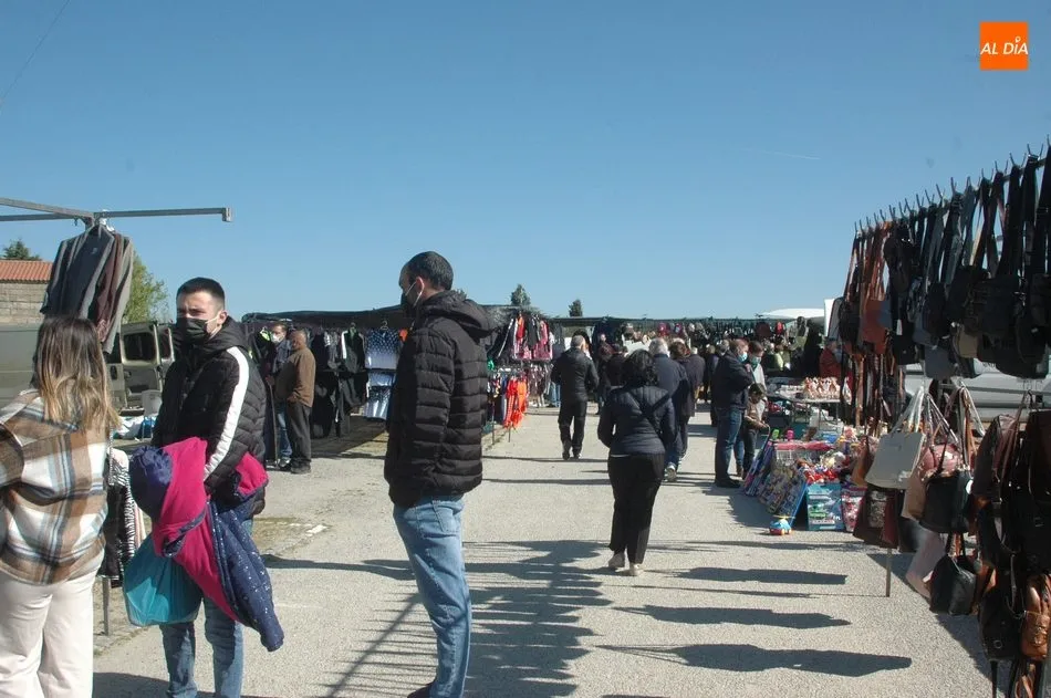 Foto 7 - El mercadillo de Trabanca acoge una buena afluencia de p&uacute;blico en su edici&oacute;n del mes de abril  