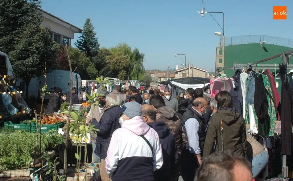 Foto 6 - El mercadillo de Trabanca acoge una buena afluencia de p&uacute;blico en su edici&oacute;n del mes de abril  