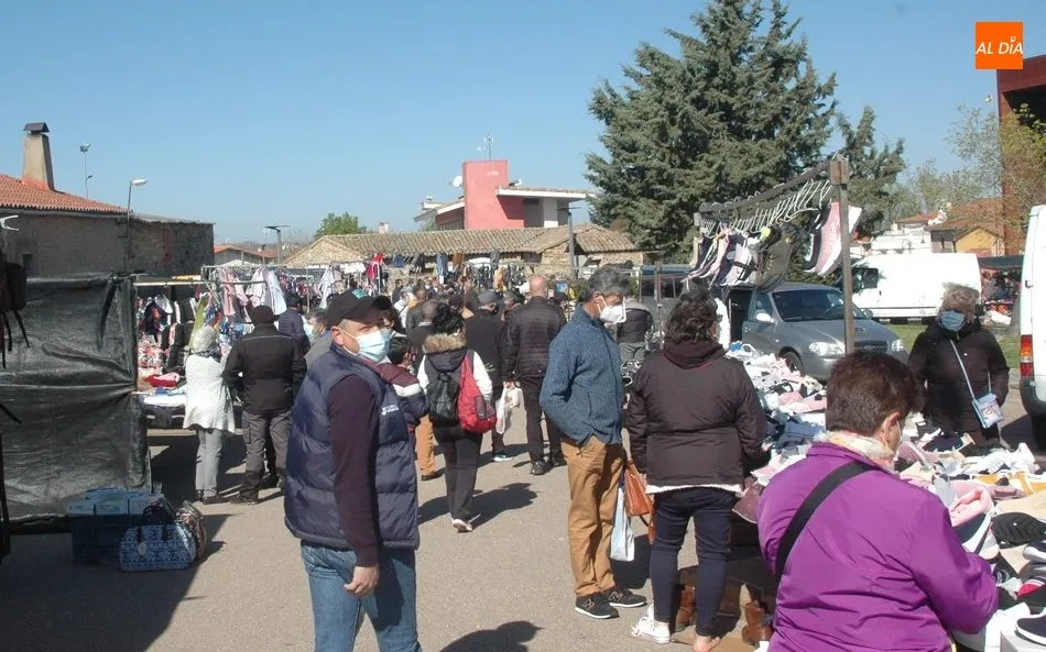 Foto 5 - El mercadillo de Trabanca acoge una buena afluencia de p&uacute;blico en su edici&oacute;n del mes de abril  
