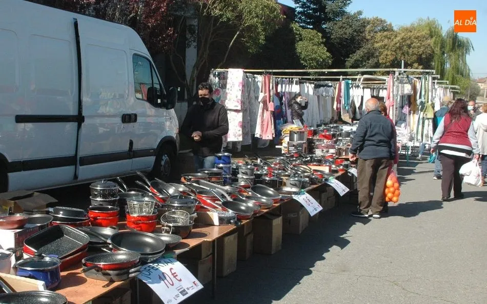 Foto 4 - El mercadillo de Trabanca acoge una buena afluencia de p&uacute;blico en su edici&oacute;n del mes de abril  