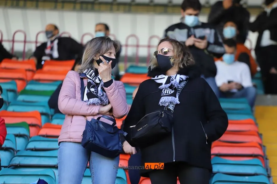 Foto 10 - La fiel afici&oacute;n del Salamanca UDS no falla y sigue al pie del ca&ntilde;&oacute;n en la segunda fase&nbsp;