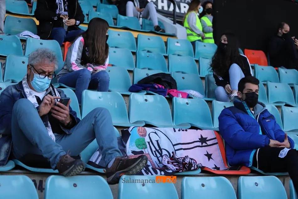Foto 9 - La fiel afici&oacute;n del Salamanca UDS no falla y sigue al pie del ca&ntilde;&oacute;n en la segunda fase&nbsp;
