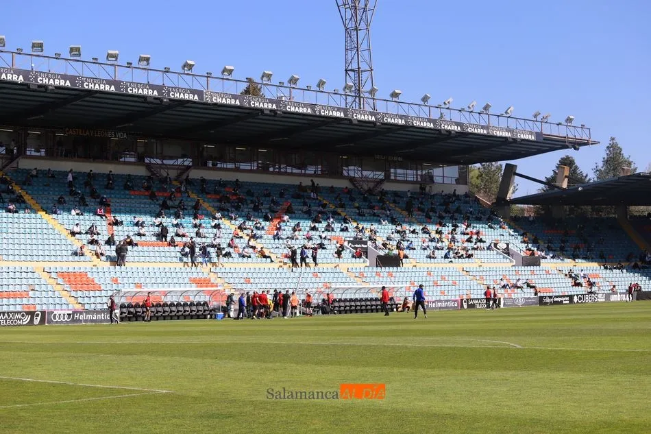 Foto 3 - La fiel afici&oacute;n del Salamanca UDS no falla y sigue al pie del ca&ntilde;&oacute;n en la segunda fase&nbsp;