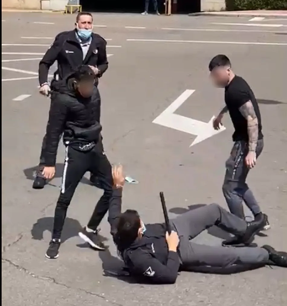Foto 3 - Dos j&oacute;venes se enfrentan a la seguridad del Hospital en una tensa pelea: &ldquo;&iexcl;Que te quito la...