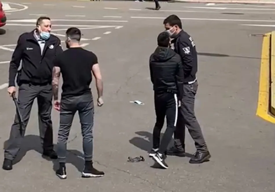 Foto 2 - Dos j&oacute;venes se enfrentan a la seguridad del Hospital en una tensa pelea: &ldquo;&iexcl;Que te quito la...