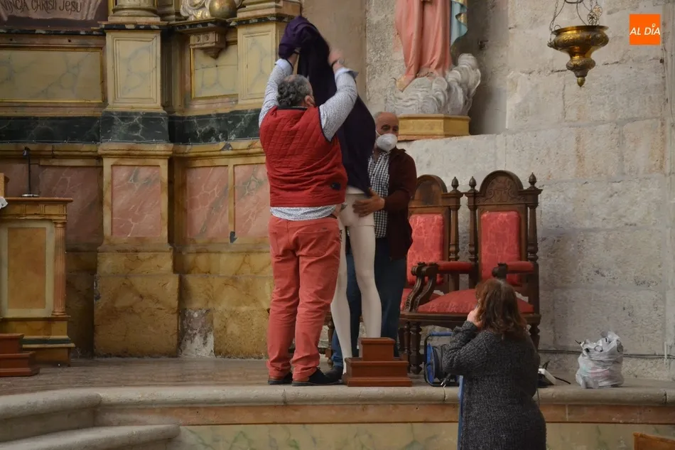 Foto 5 - El Nazareno desmonta su exposici&oacute;n semanasantera satisfechos con la acogida que ha tenido  