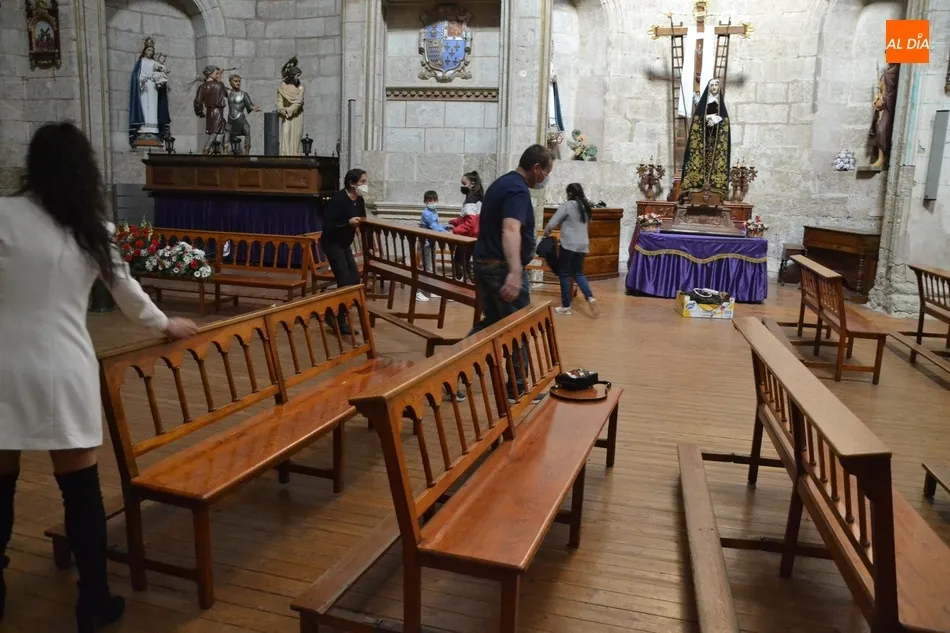 Foto 4 - El Nazareno desmonta su exposici&oacute;n semanasantera satisfechos con la acogida que ha tenido  