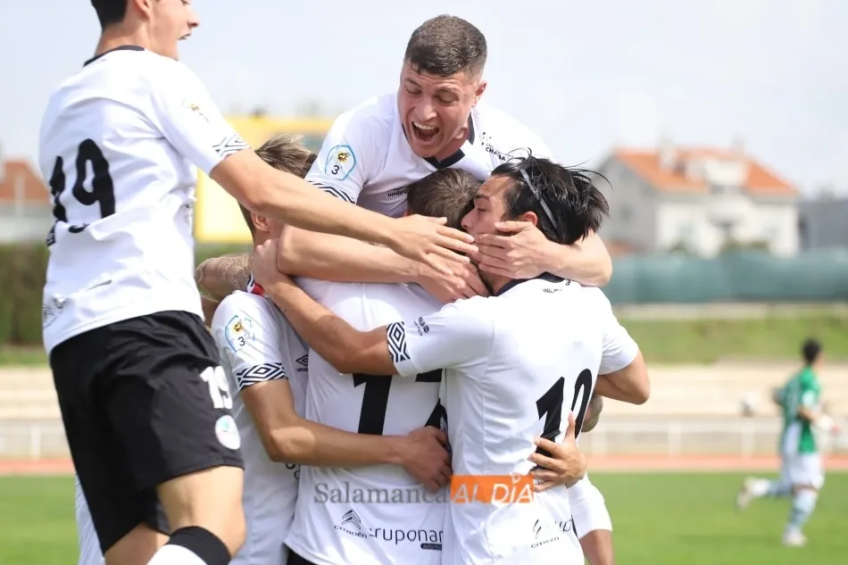 El filial del Salamanca festeja el gol de Lauren Egea