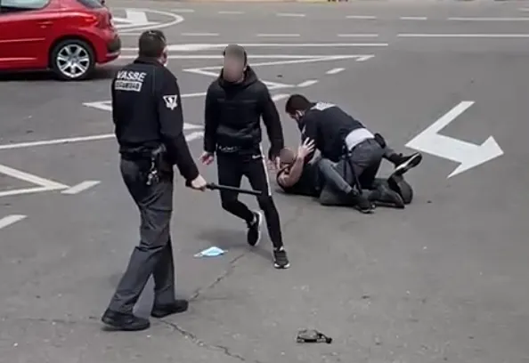 Foto 6 - Dos j&oacute;venes se enfrentan a la seguridad del Hospital en una tensa pelea: &ldquo;&iexcl;Que te quito la...
