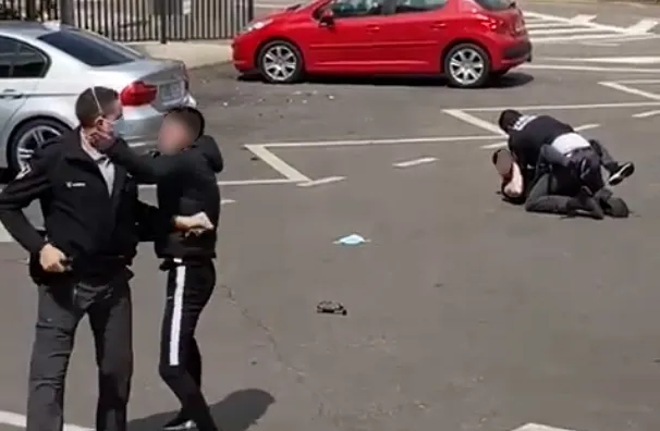 Foto 5 - Dos j&oacute;venes se enfrentan a la seguridad del Hospital en una tensa pelea: &ldquo;&iexcl;Que te quito la...