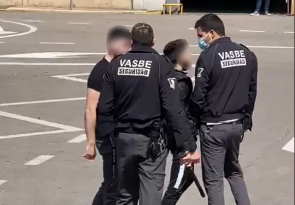 Foto 4 - Dos j&oacute;venes se enfrentan a la seguridad del Hospital en una tensa pelea: &ldquo;&iexcl;Que te quito la...
