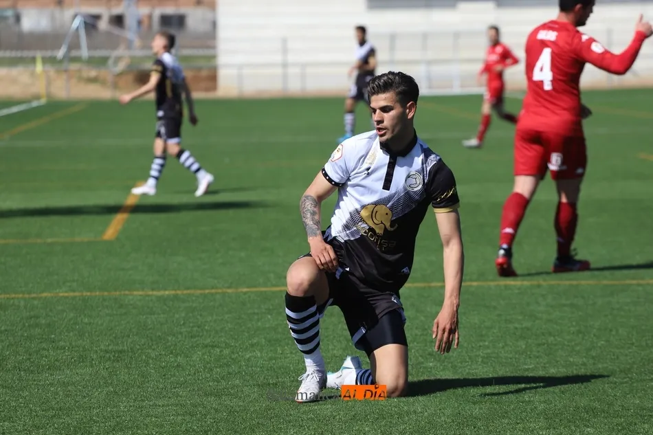 Diego Hernández se levanta del césped / Lydia González