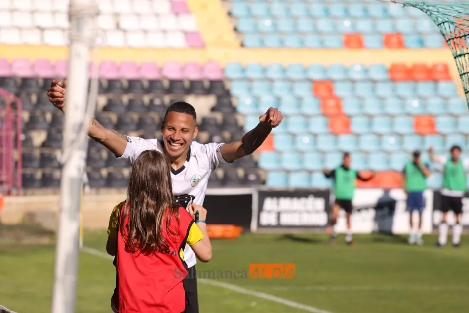 El Puma Chávez celebra el gol de Sepúlveda con un recogepelotas