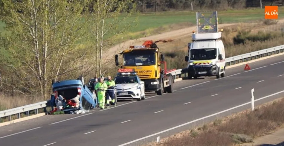 Foto 3 - Un turismo vuelca en la A-66, cerca de la c&aacute;rcel de Topas