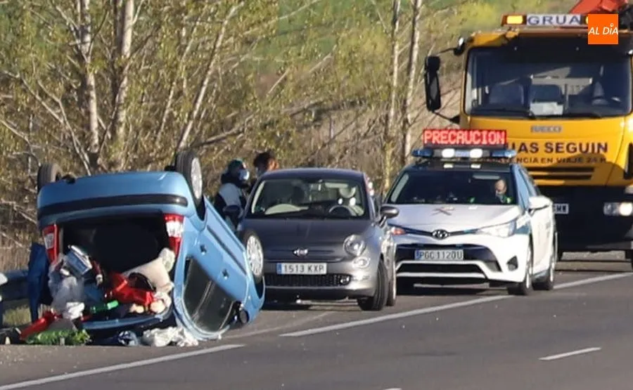 Estado del coche volcado en la A-66. Foto de Lydia González