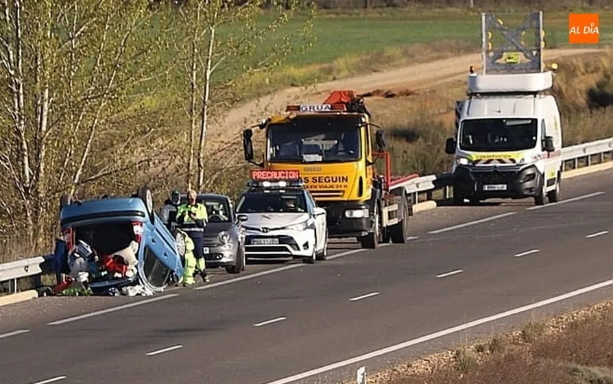 Foto 2 - Un turismo vuelca en la A-66, cerca de la c&aacute;rcel de Topas