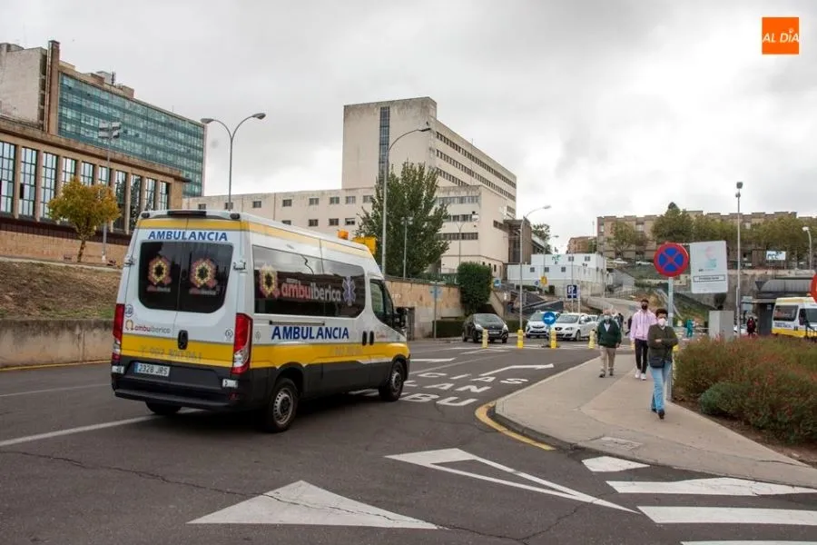 Foto de archivo de una ambulancia en el Complejo Asistencial de Salamanca
