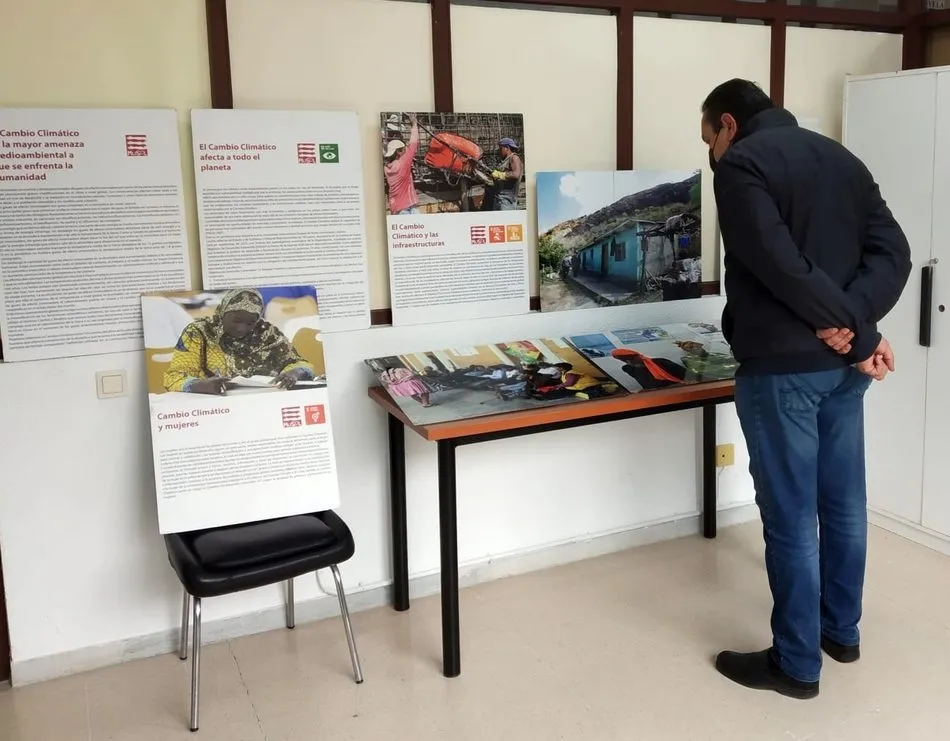 Foto 3 - La Biblioteca de Vitigudino acoge una exposici&oacute;n de la ONG MUSOL sobre el cambio clim&aacute;tico y sus...