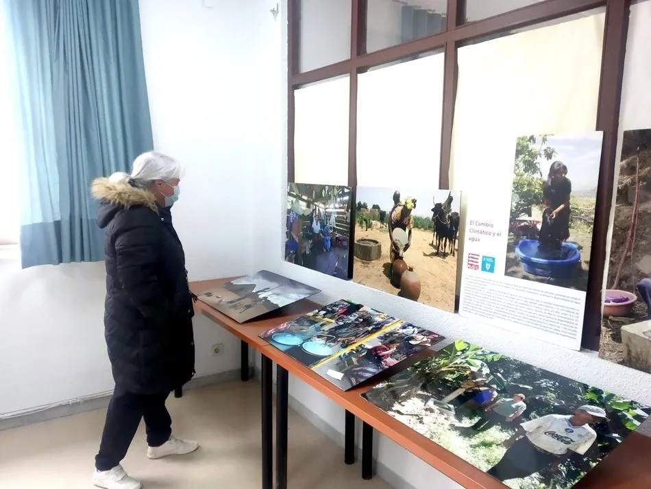 Foto 2 - La Biblioteca de Vitigudino acoge una exposici&oacute;n de la ONG MUSOL sobre el cambio clim&aacute;tico y sus...