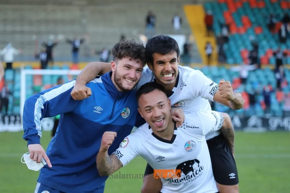 Miguel, Juancho y Télles celebran un triunfo