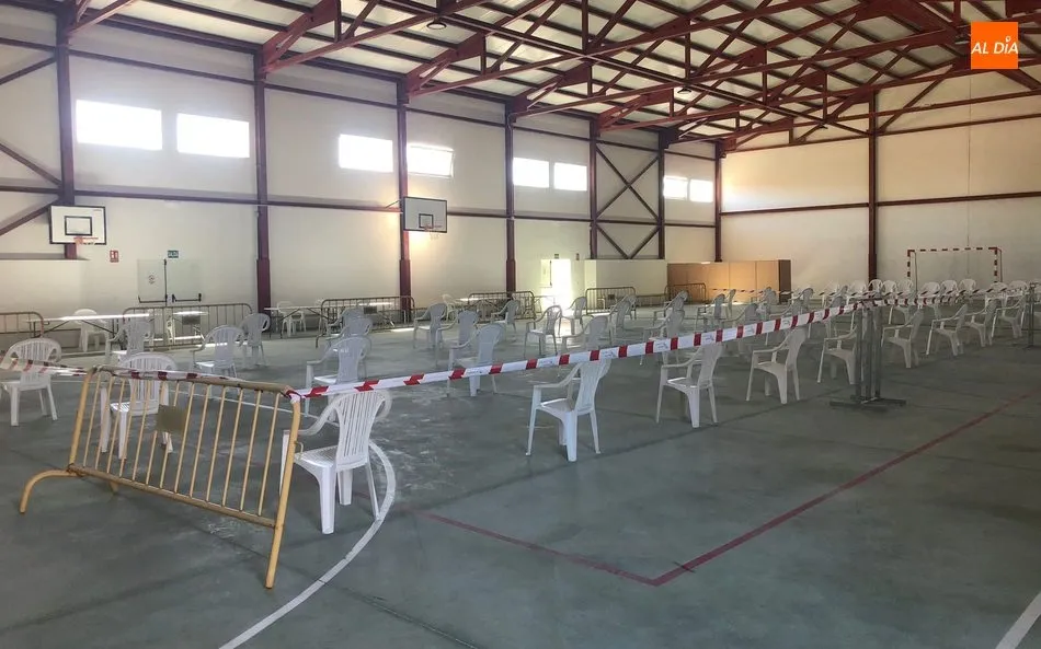 Foto 3 - El Ayuntamiento de Barruecopardo acondiciona el pabell&oacute;n polideportivo para vacunaciones masivas  