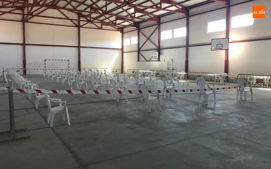 Foto 2 - El Ayuntamiento de Barruecopardo acondiciona el pabell&oacute;n polideportivo para vacunaciones masivas  