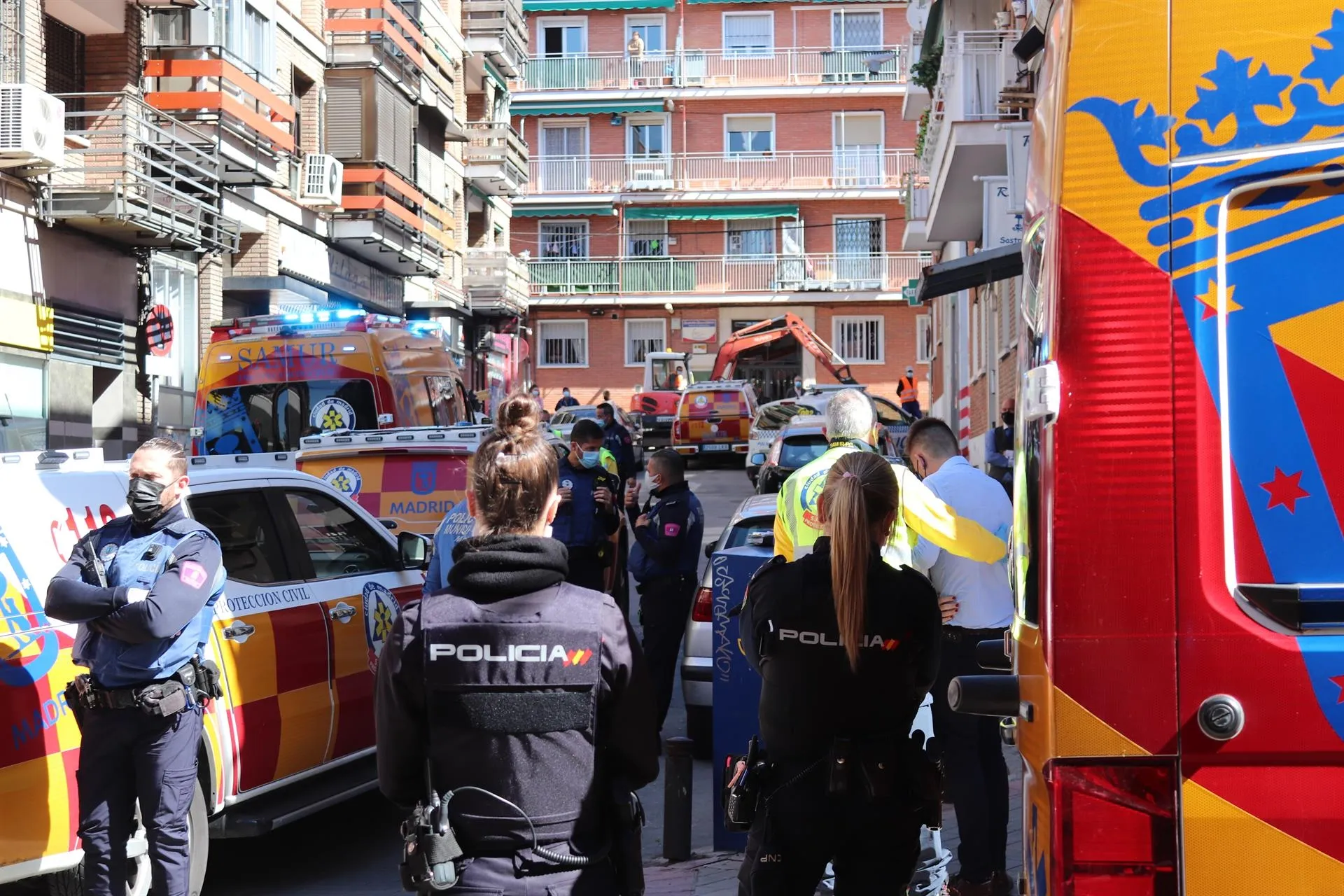 Un trabajador del Samur con el padre del menor fallecido junto a varios agentes de Policía Nacional y Municipal y seis unidades del Samur en las inmediaciones de la escuela. Foto: EP