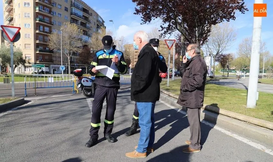Francisco Becerro, con abrigo negro, el primero en acudir al Multiusos Sánchez Paraíso para la vacunación masiva. Foto de Lydia González