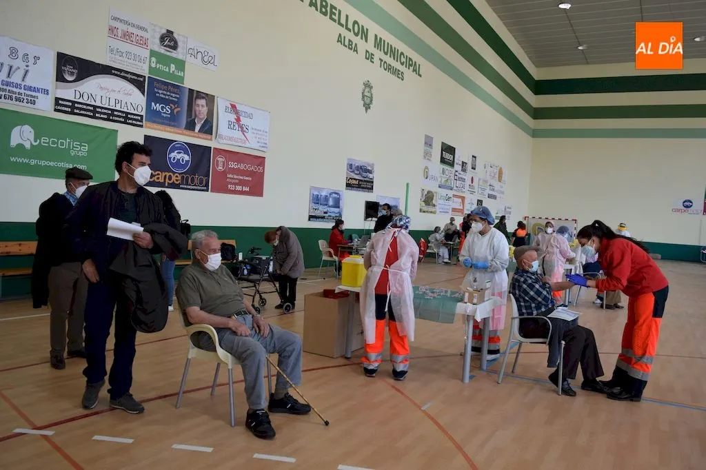 Vacunación masiva realizada en Alba de Tormes a personas nacidas entre 1932 y 1941