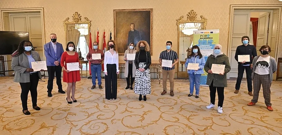 Entrega de diplomas a los participantes en este curso formativo